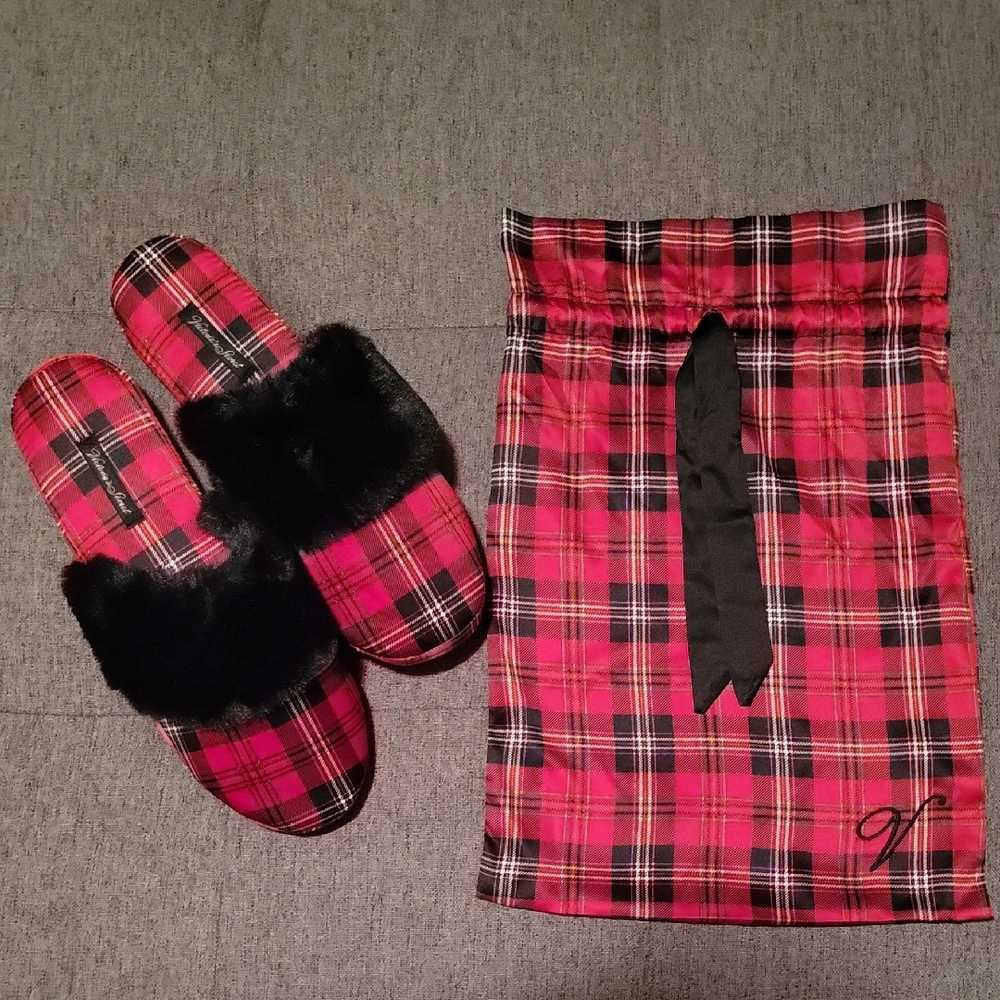Victoria's Secret Fur Trimmed Red and Black Plaid Satin Slippers  Sz. M(7-8)